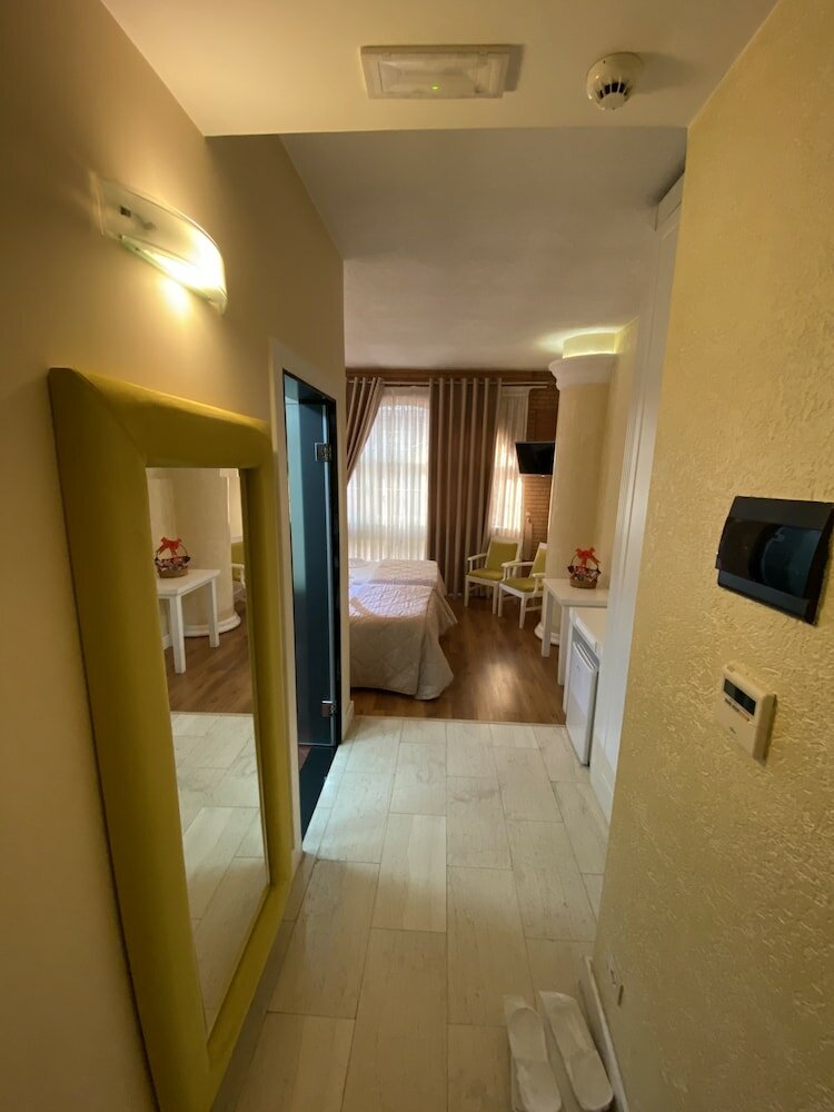 Фото The Red Bricks Hotel