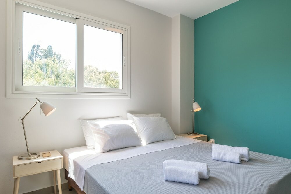 Фото Local Hostel & Suites