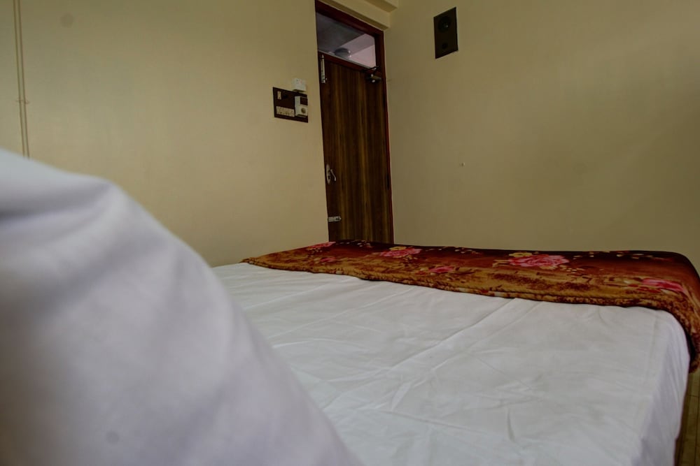 Фото Spot On 45084 Hotel Navaratna Deluxe