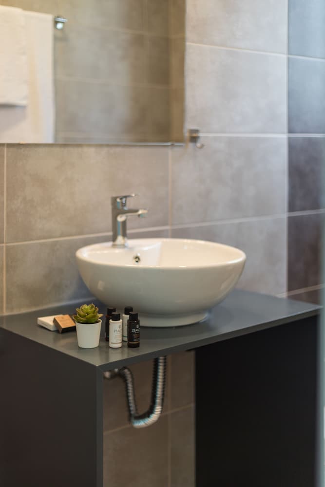 Фото Local Hostel & Suites