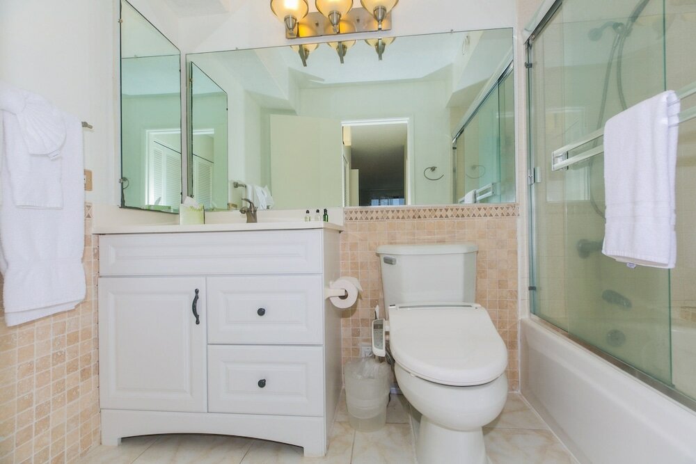 Фото Discovery Bay One Bedroom Condos with Kitchen & Free Wifi!