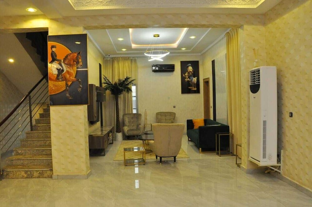 Фото Brighams Suites