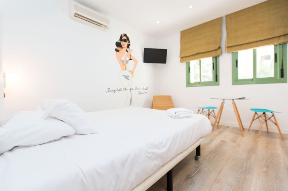 Фото AinB Las Ramblas Colón Apartments