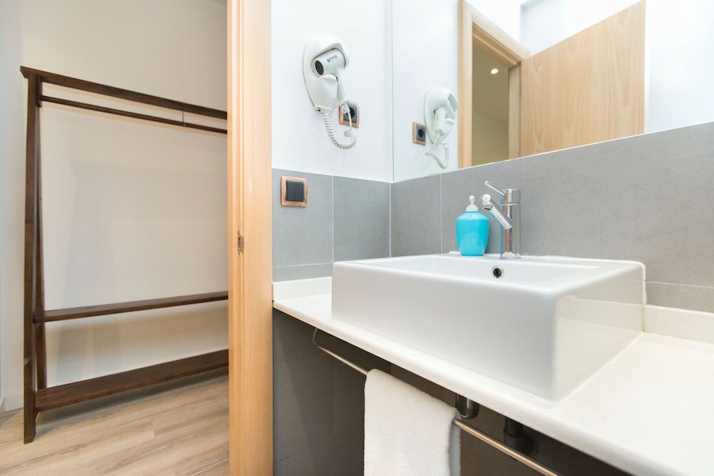 Фото AinB Las Ramblas Colón Apartments