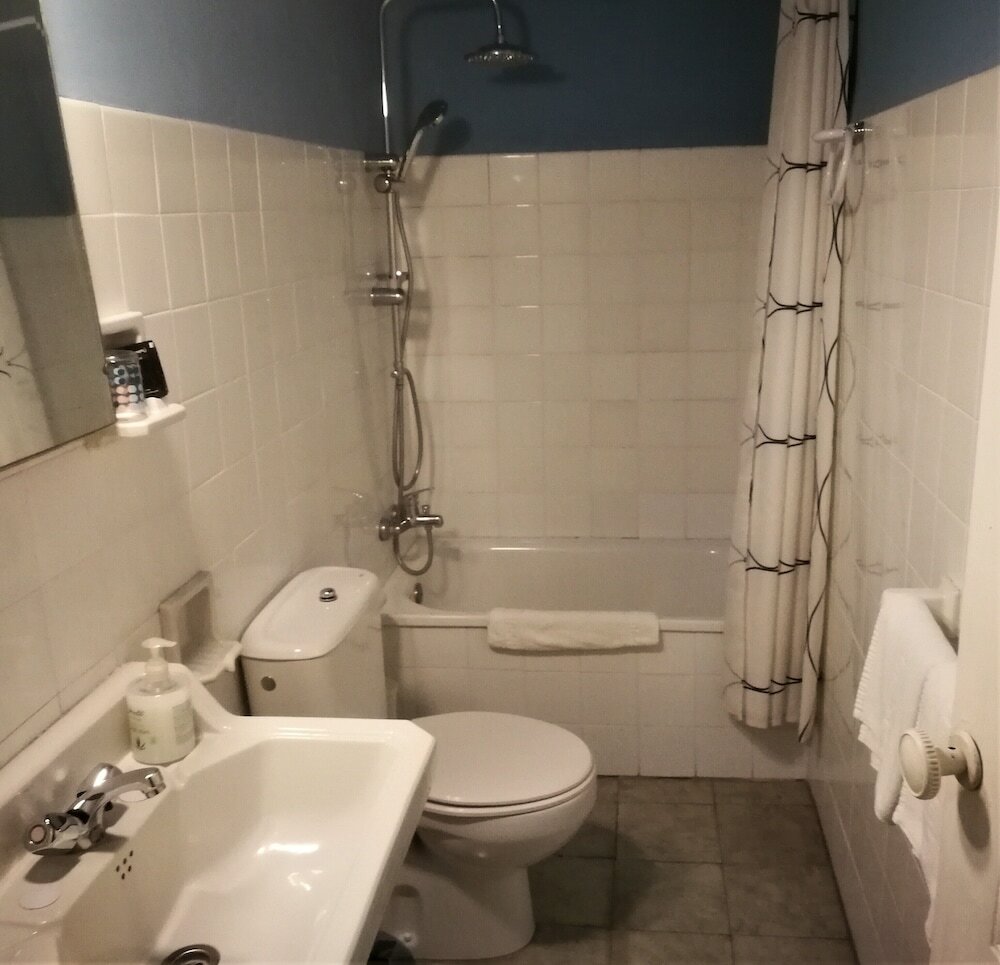 Фото Hostal Montsoliu