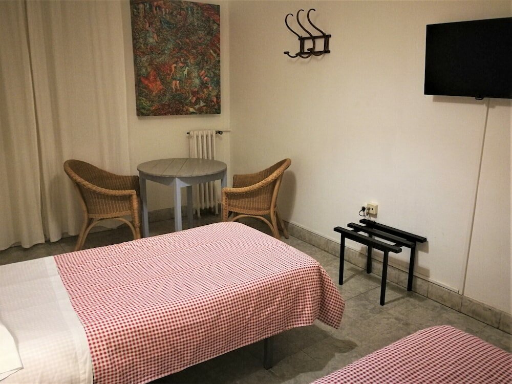 Фото Hostal Montsoliu