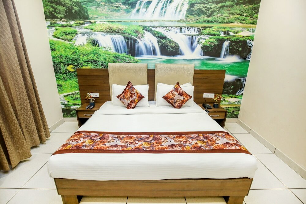 Фото Hotel Karan Residency