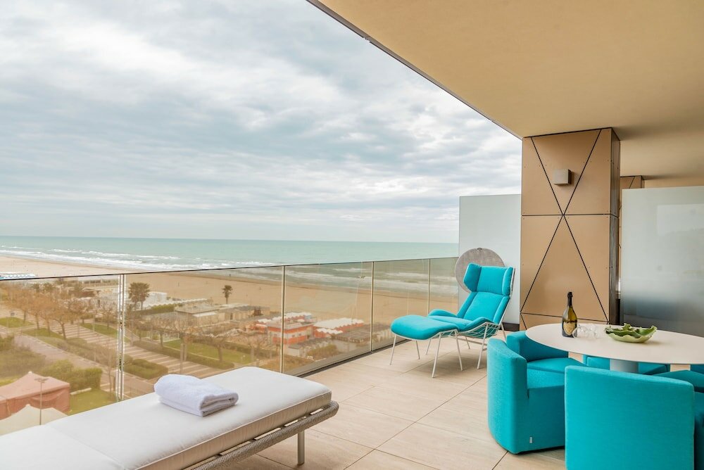 Фото The Promenade Luxury Wellness Hotel