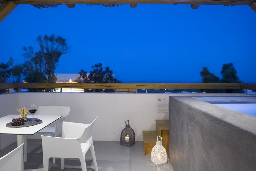 Фото June Twenty Suites