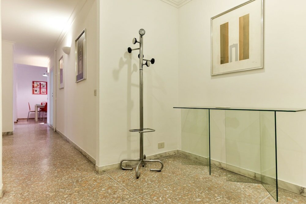 Фото Red & White Vatican Apartment