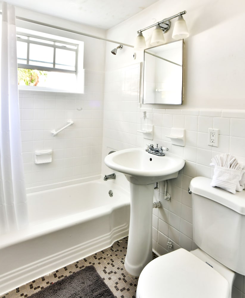 Фото Broadway Suites Downtown by RocketSTAY