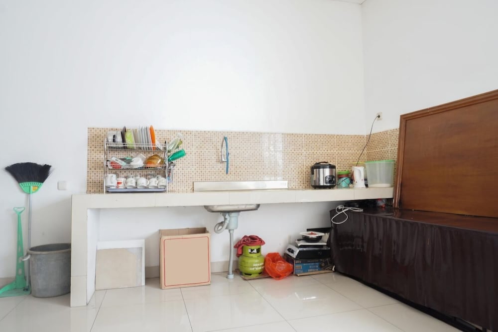 Фото Residences by RedDoorz Syariah @ Buah Batu