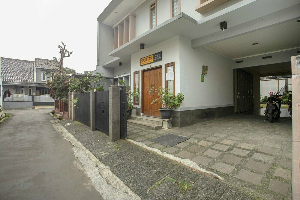 Hotel Spot On 1792 Roemah Nenekoe Guest House, Bandung, photo