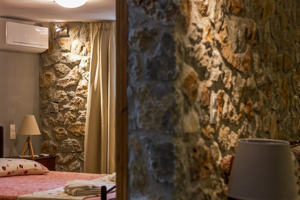 Фото Spacious home with garden in Marathonas