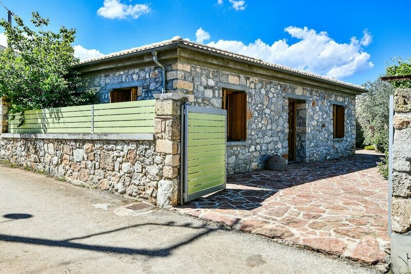 Гостиница Boutique Stone Cottage With Large Terraces