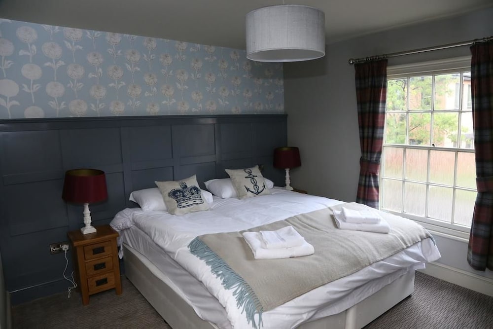 Фото Crown and Anchor