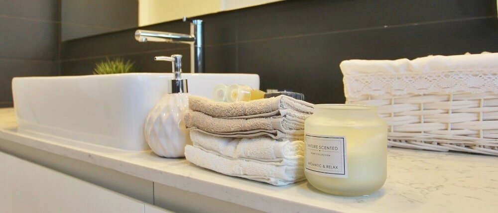 Фото 2 Bedroom Apartment with Hot Tub Facing Bograshov Beach