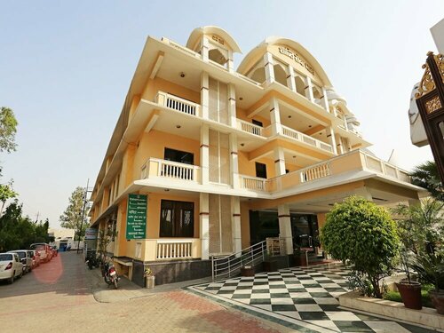 Oyo 13564 Near Prem Mandir