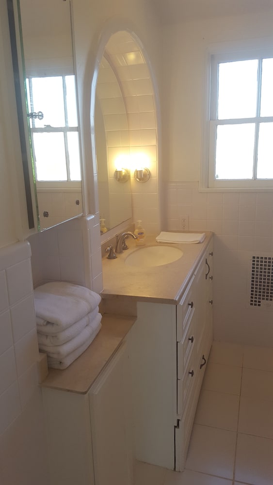 Фото Great 2 Floor house in Beverly-wood