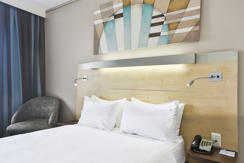Фото Holiday Inn Express Sandton Woodmead, an Ihg Hotel