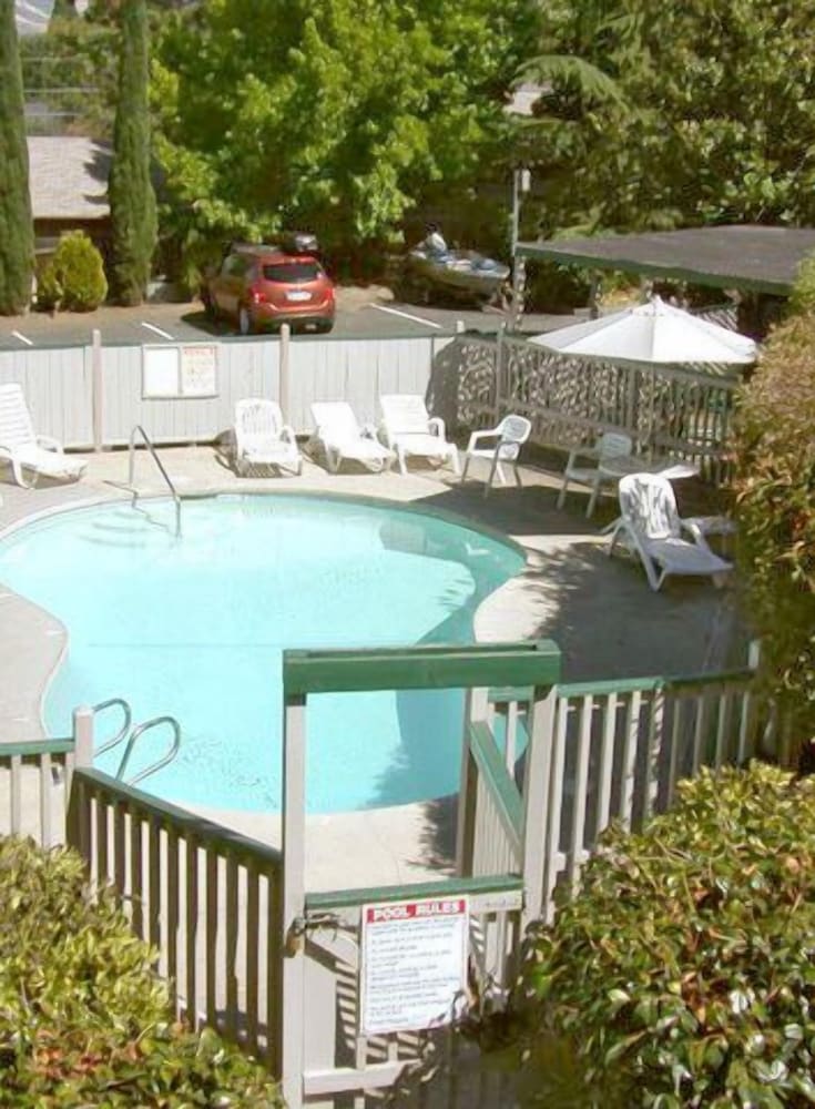 Фото Cedarwood Inn of Ashland