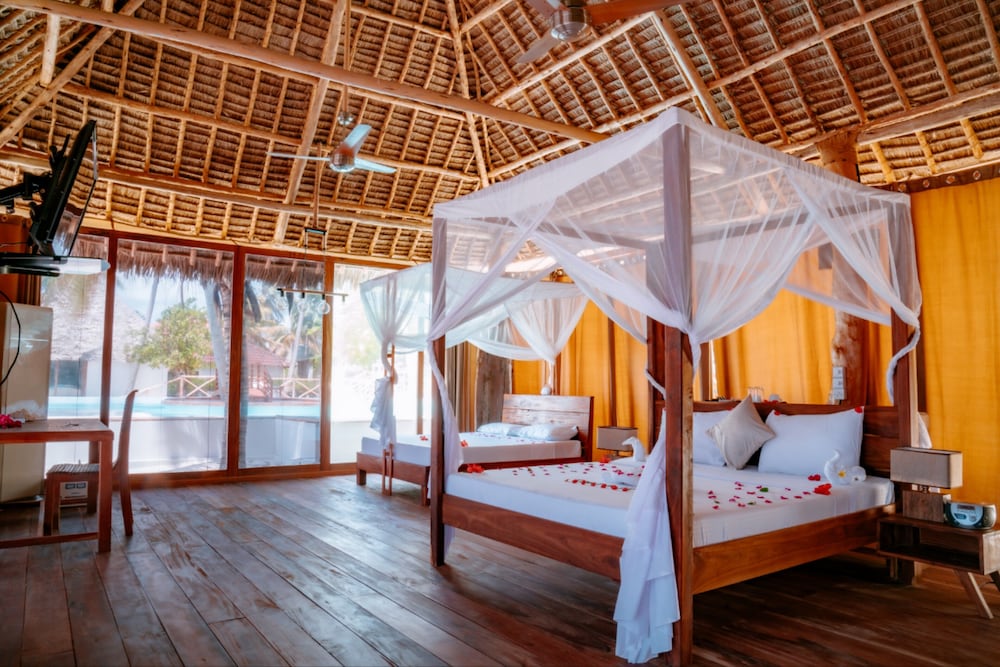 Фото Tiki Beach Club and Resort