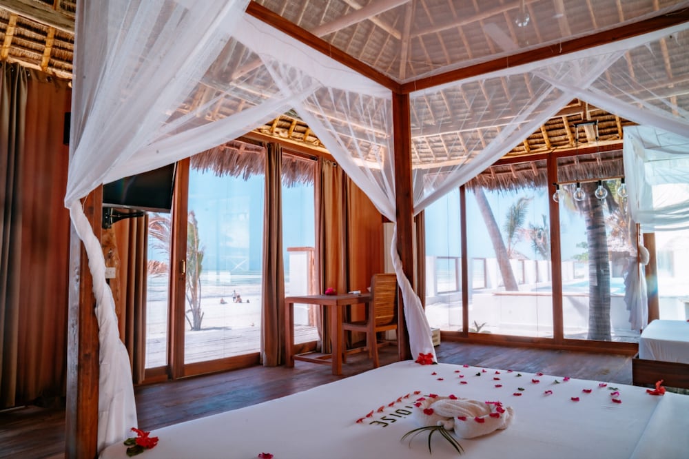 Фото Tiki Beach Club and Resort