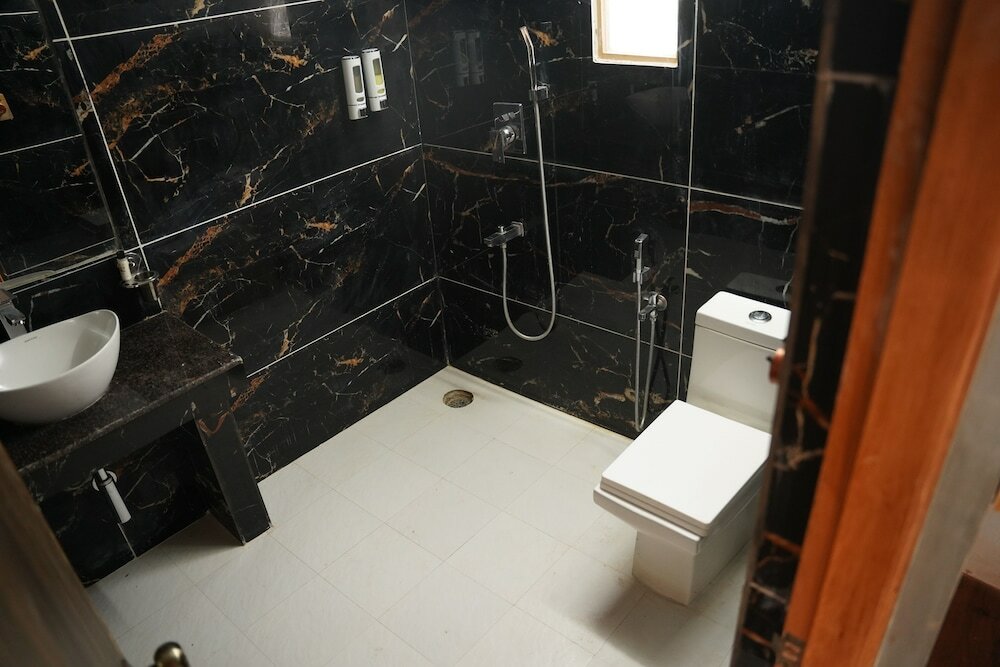 Фото Amadi Beach Front Resort