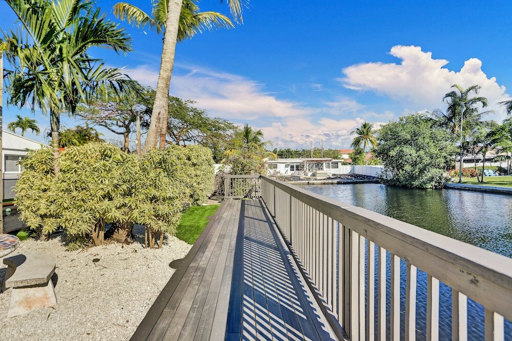 Фото Private Heated Pool 3br with Water View