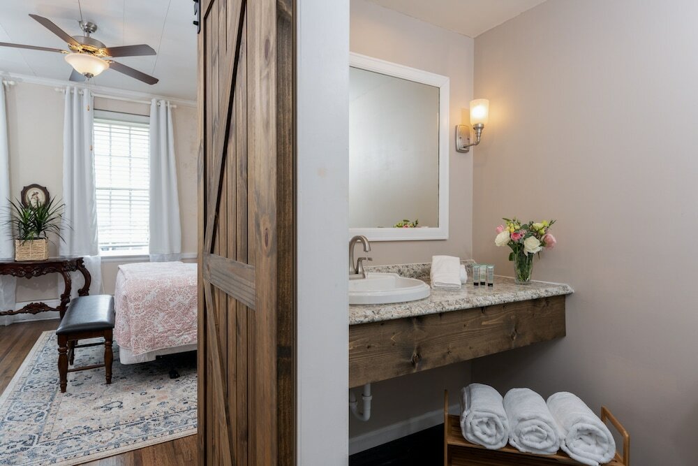 Фото Magnolia Manor and Chapel