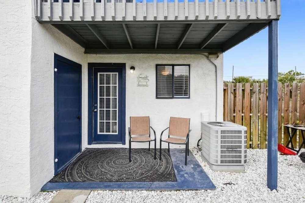 Фото Happy Herron by Book That Condo