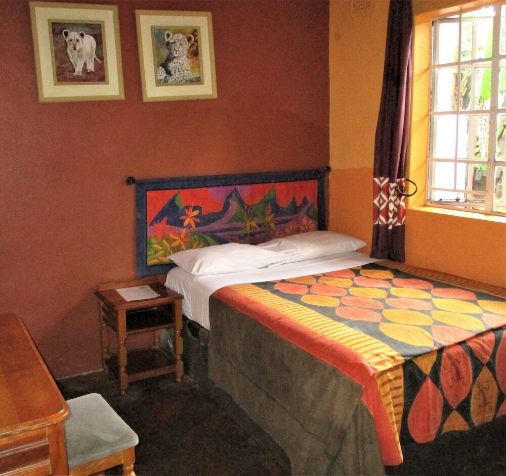 Фото It's a Small World Backpackers Lodge - Hostel