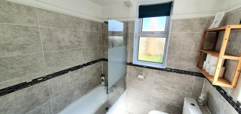 Фото 3-bed House With Superfast Wi-fi, Dw Lettings 15vr