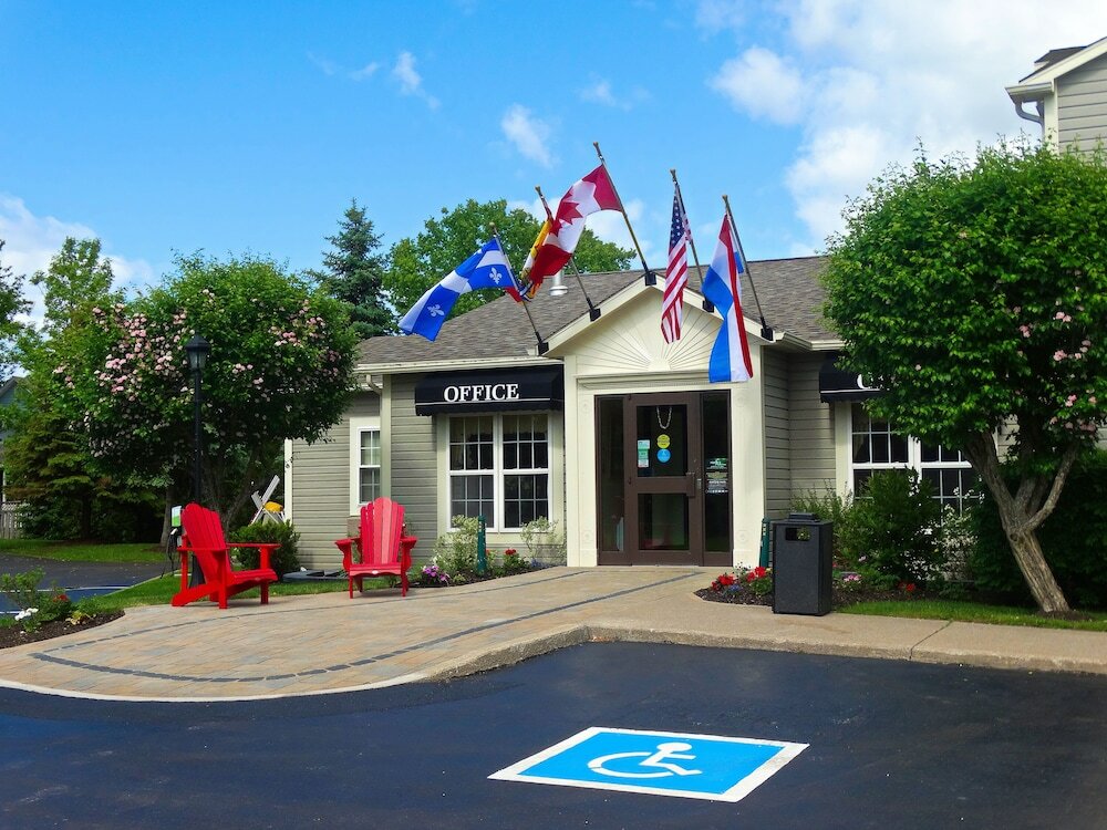 Фото Amsterdam Inn & Suites Sussex