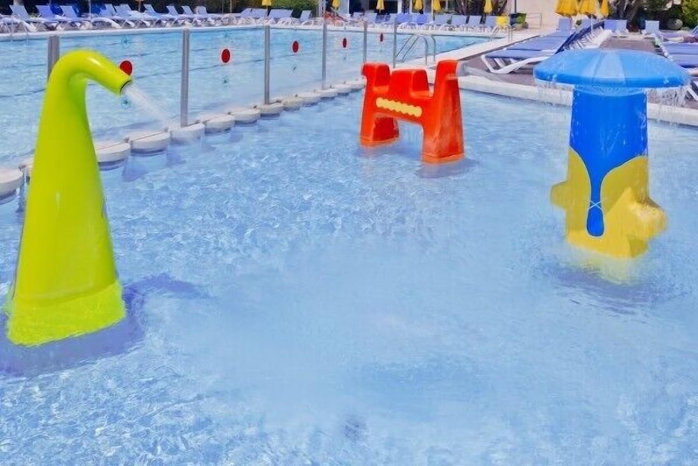 Фото Oasis Park Junior Suites