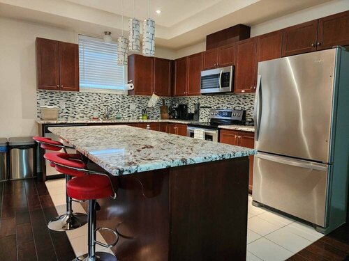 Гостиница Beautiful Three Bedroom House в Китченере