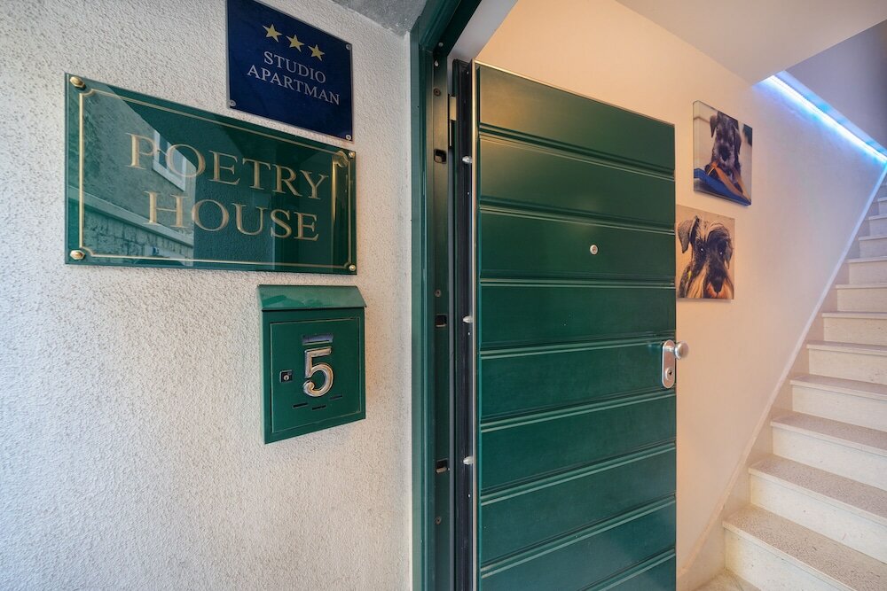 Фото Poetry House