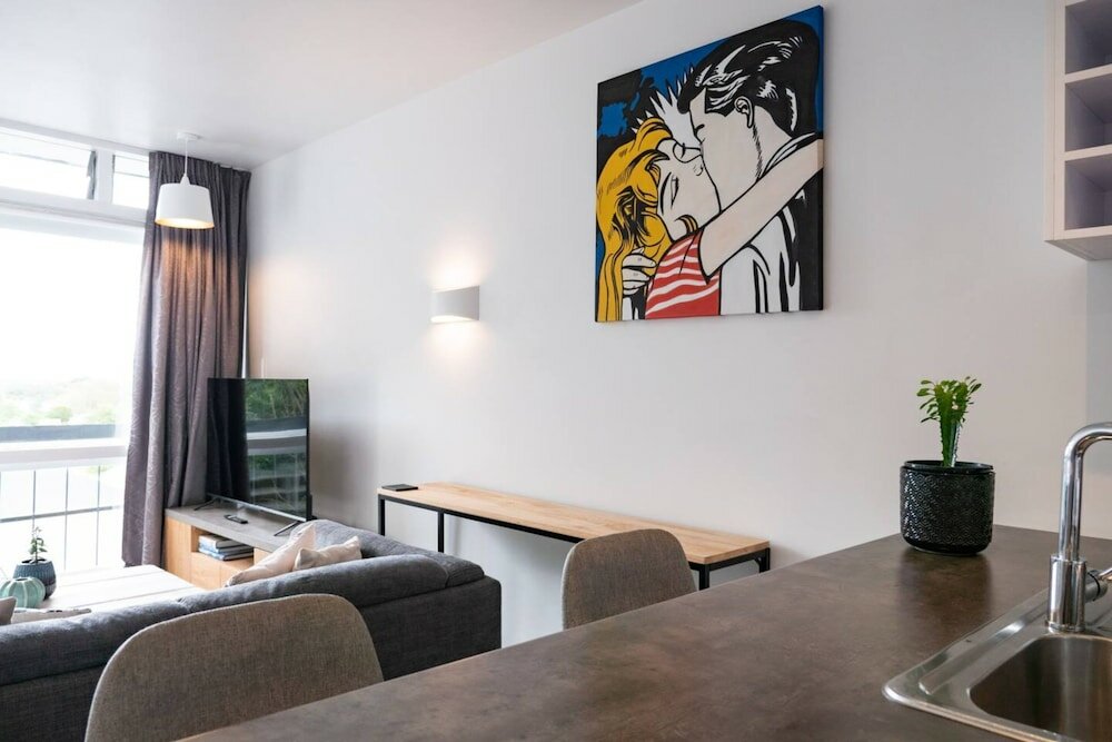 Фото Centrally Located Light-filled Studio w Parking