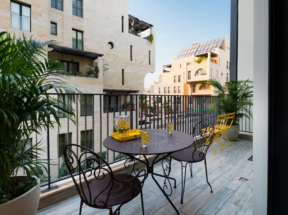 Фото Contemporary & Texture-Rich Hideaway