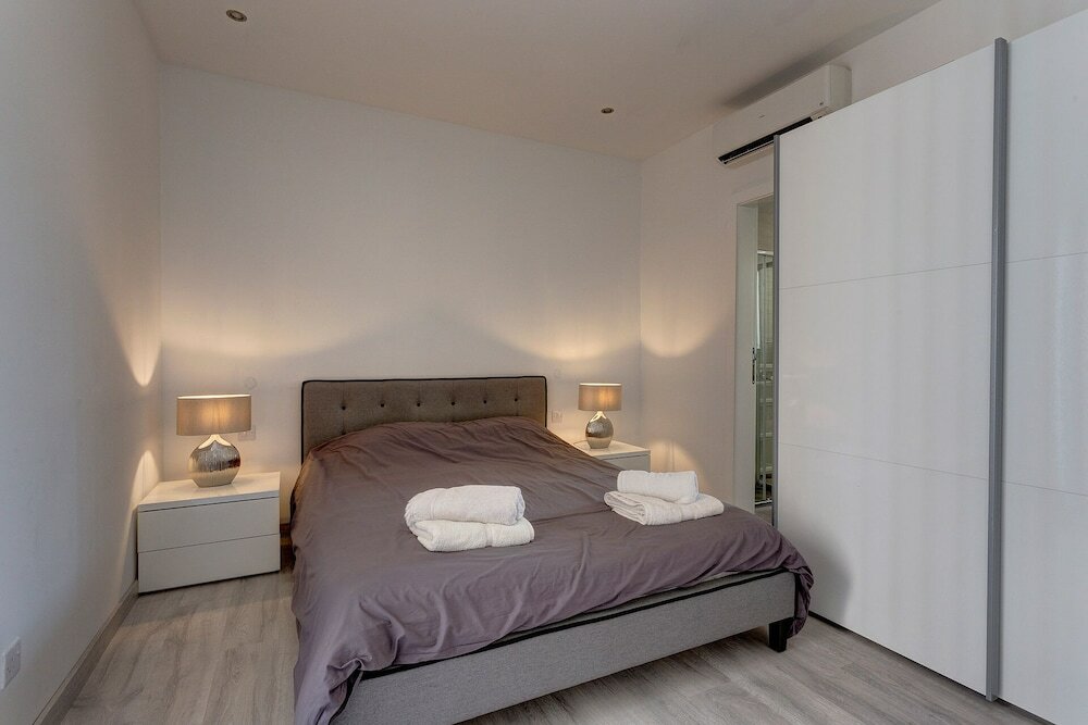 Фото Modern Apartment Just off the Promenade