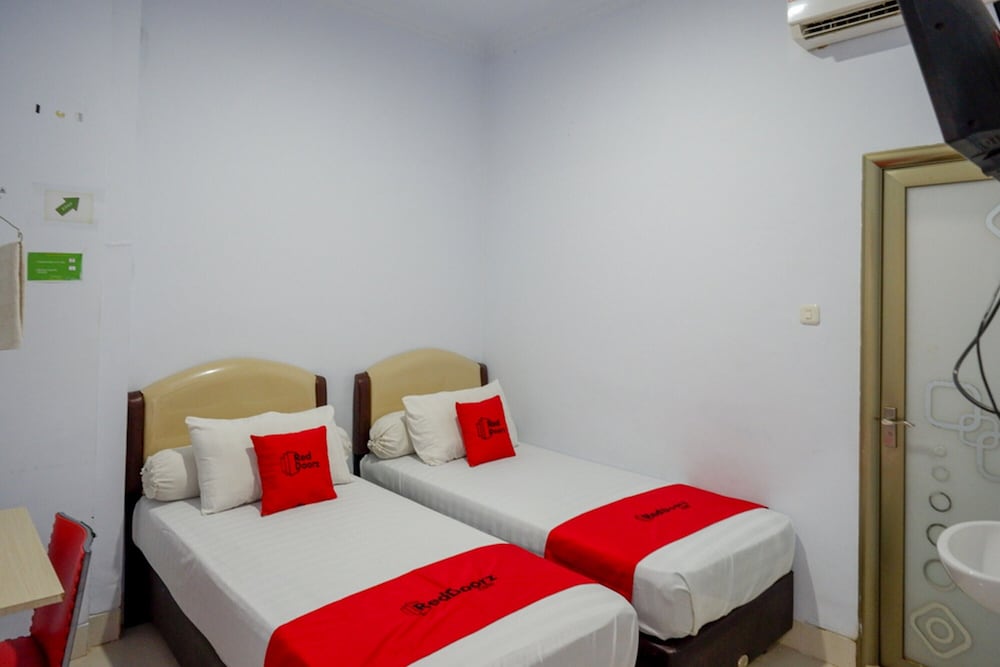 Фото RedDoorz @ Hotel Bravo Pantai Kamali Bau Bau