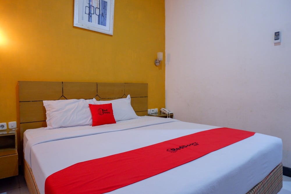 Фото RedDoorz near Monumen Habibi Ainun