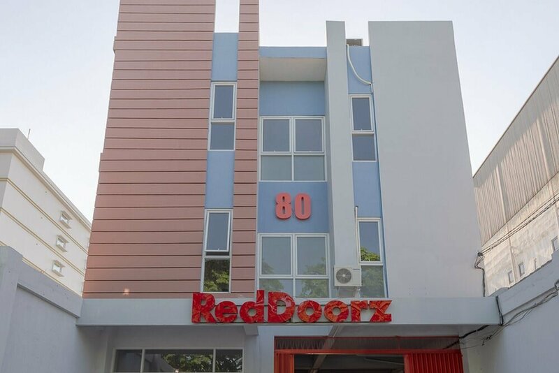 Гостиница RedDoorz Plus Syariah @ Raya Nginden 2 в Сурабае
