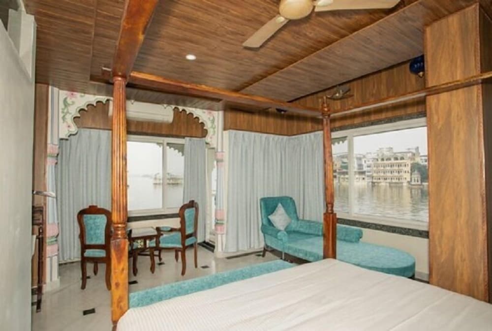 Фото Jheel Hotel and Restaurent