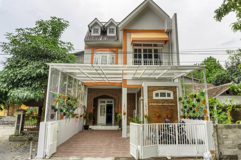 Гостиница RedDoorz near Sindu Kusuma Edupark 2