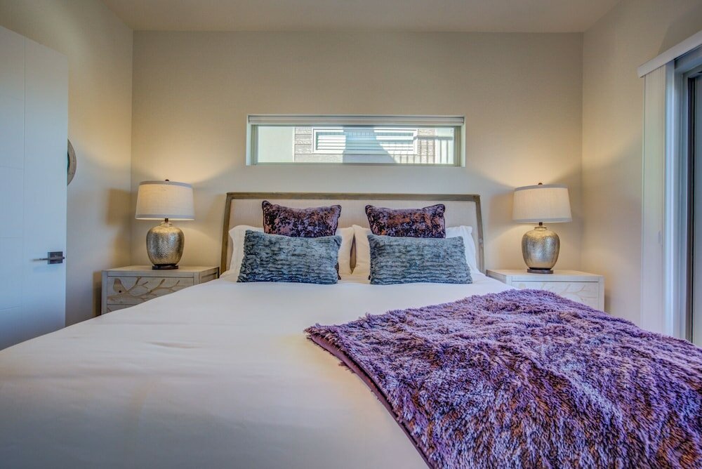 Фото Downtown Skyline Rooftop Patio Modern Townhome