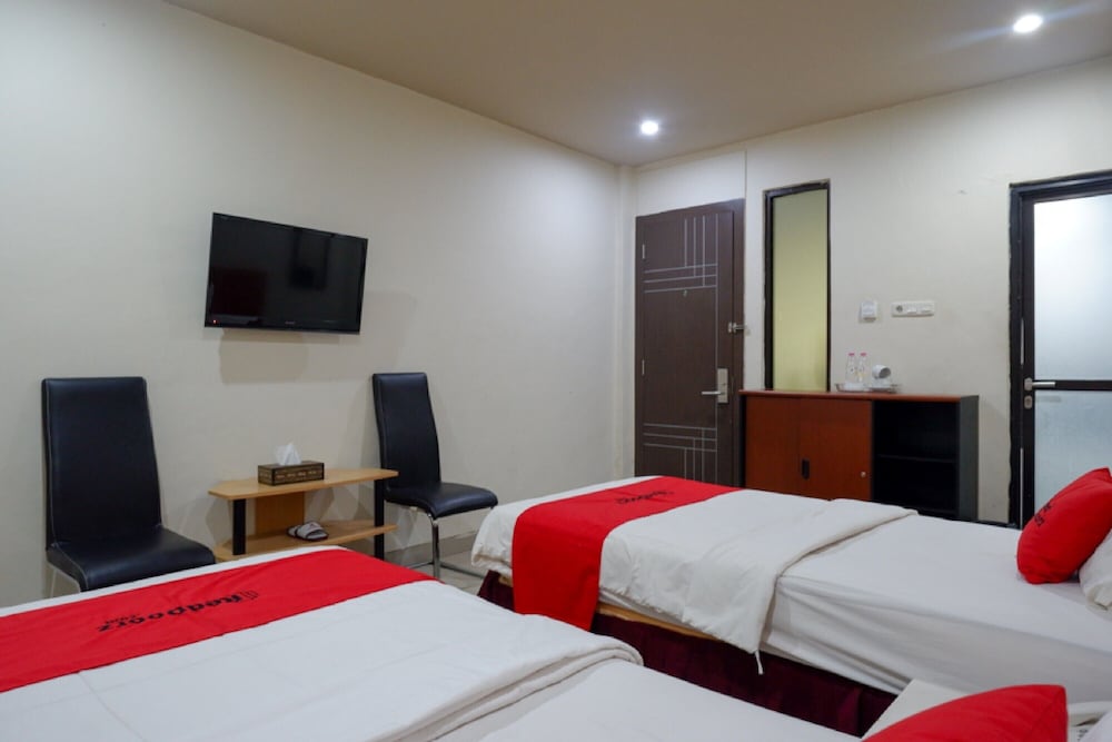 Фото RedDoorz Plus @ Cameloan Hotel Palu