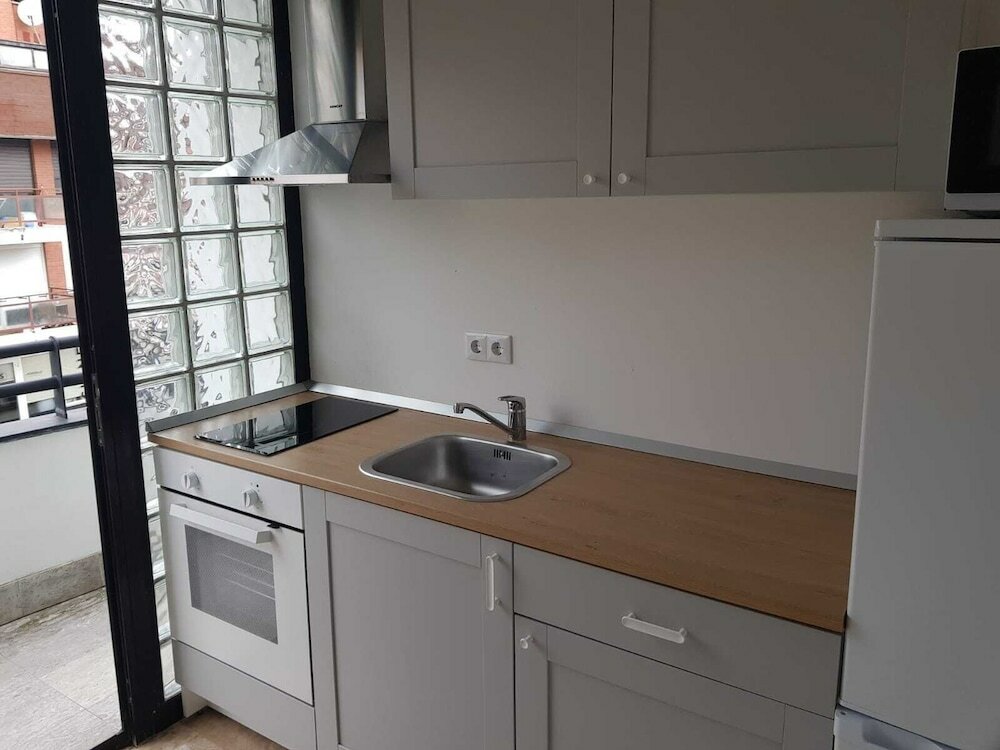 Фото Bright and Cozy Studio Near City Center