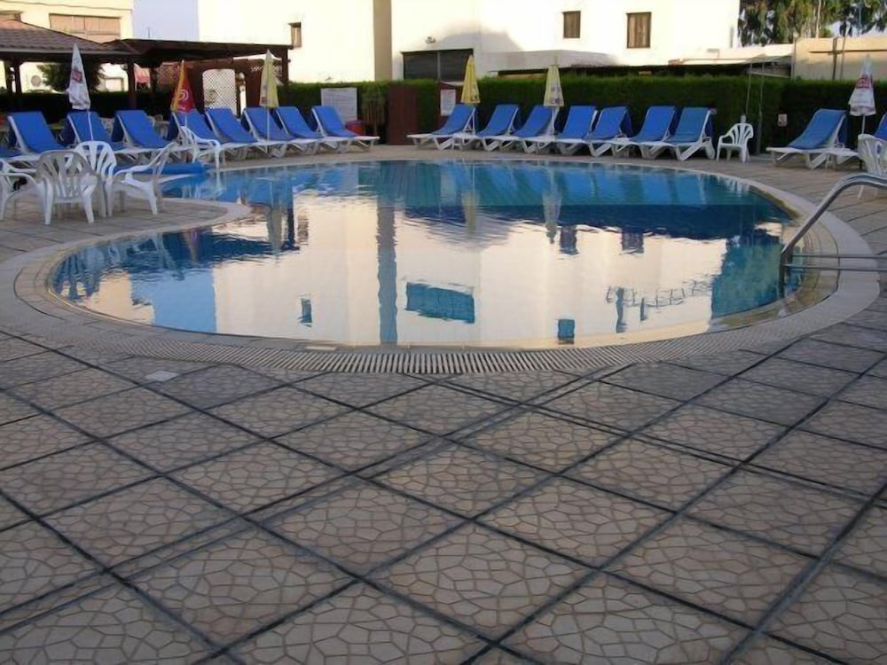 Фото Pigeon Beach Hotel Apartments