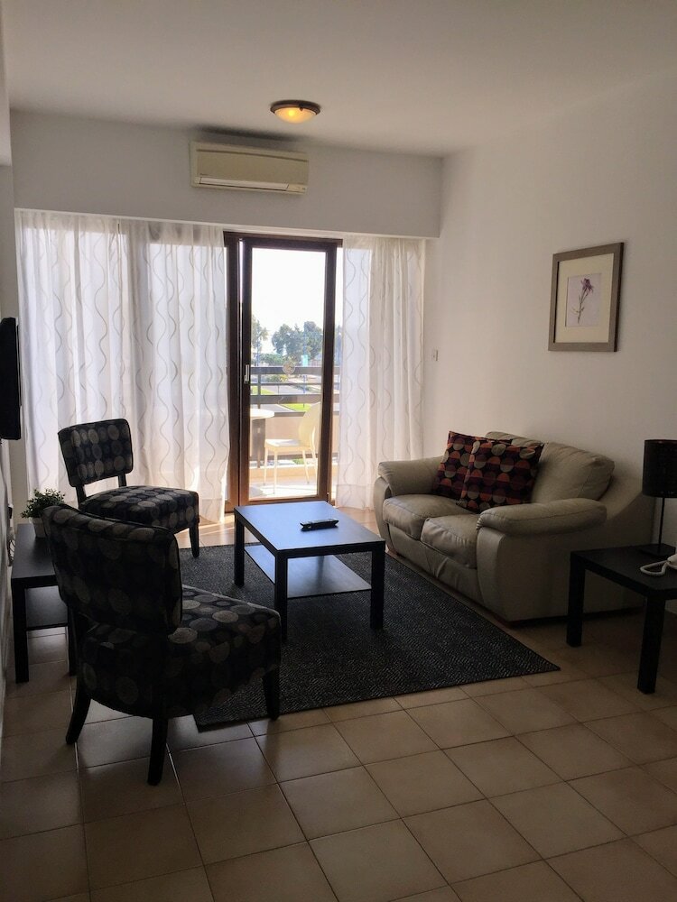 Фото Pigeon Beach Hotel Apartments